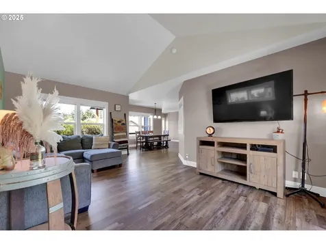930 Kristen Way Cottage Grove OR 97424
