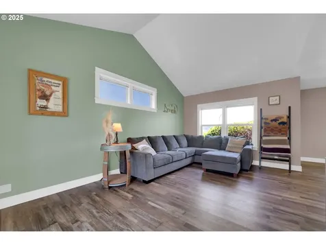 930 Kristen Way Cottage Grove OR 97424