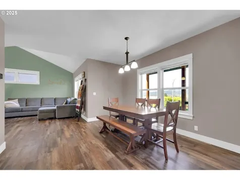 930 Kristen Way Cottage Grove OR 97424