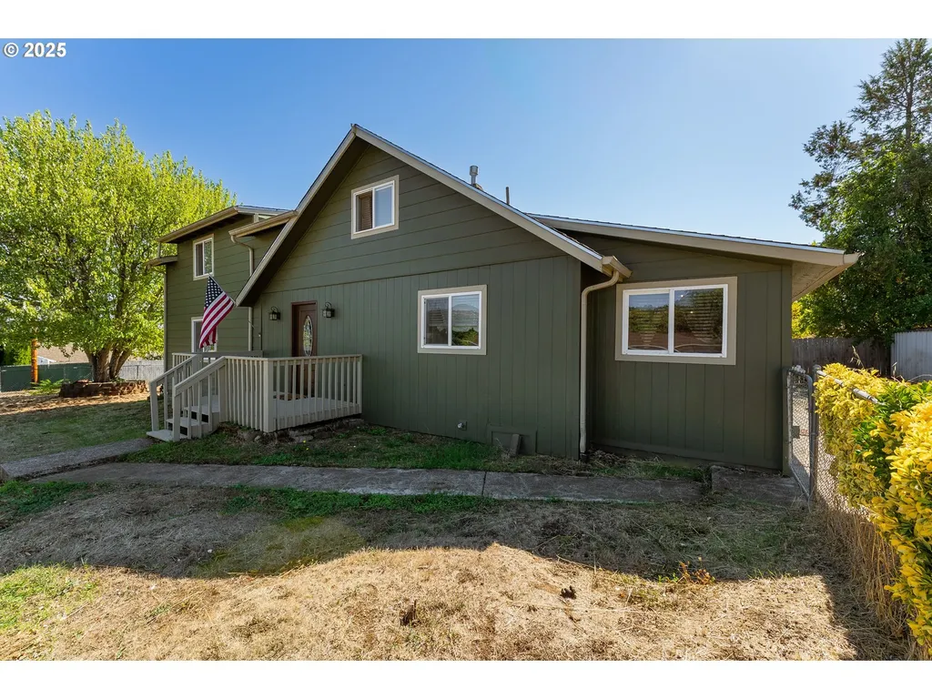 2104 NW Calkins Avenue Roseburg OR 97471