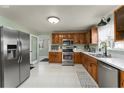 2104 NW Calkins Avenue Roseburg OR 97471