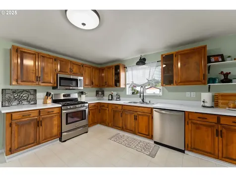 2104 NW Calkins Avenue Roseburg OR 97471