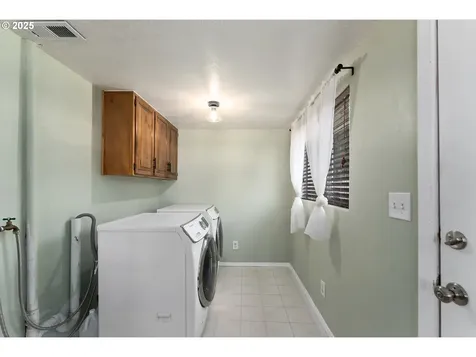 2104 NW Calkins Avenue Roseburg OR 97471