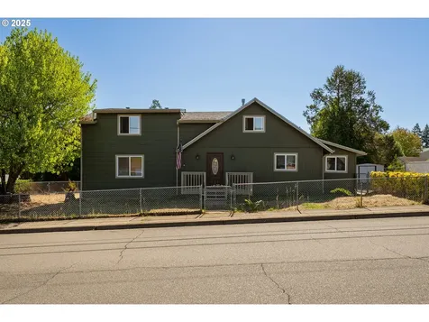 2104 NW Calkins Avenue Roseburg OR 97471
