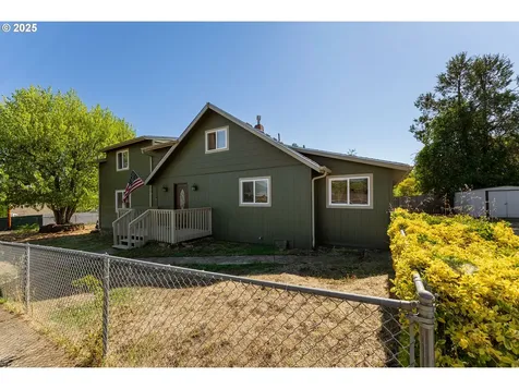 2104 NW Calkins Avenue Roseburg OR 97471