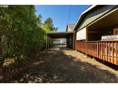 2104 NW Calkins Avenue Roseburg OR 97471