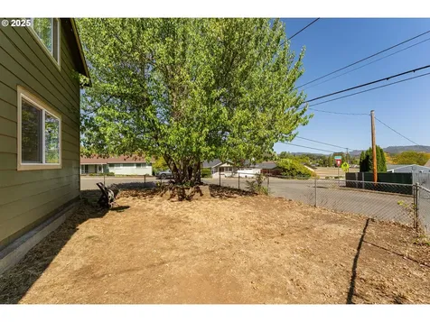 2104 NW Calkins Avenue Roseburg OR 97471