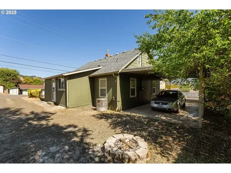 2104 NW Calkins Avenue Roseburg OR 97471