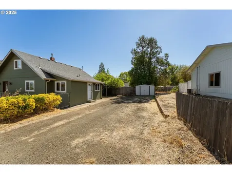 2104 NW Calkins Avenue Roseburg OR 97471
