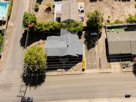 2104 NW Calkins Avenue Roseburg OR 97471