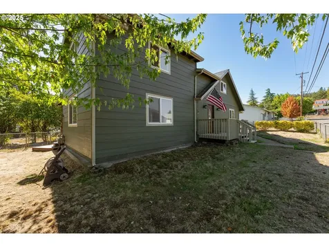 2104 NW Calkins Avenue Roseburg OR 97471