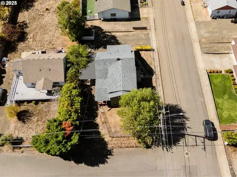 2104 NW Calkins Avenue Roseburg OR 97471