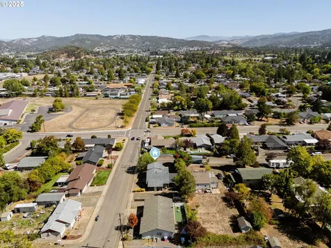 2104 NW Calkins Avenue Roseburg OR 97471