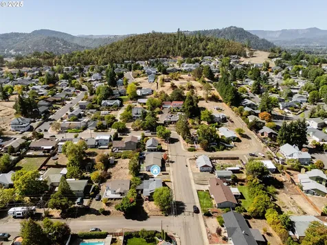 2104 NW Calkins Avenue Roseburg OR 97471