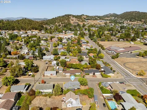 2104 NW Calkins Avenue Roseburg OR 97471