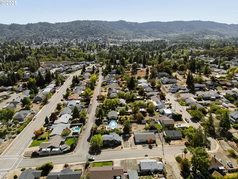 2104 NW Calkins Avenue Roseburg OR 97471