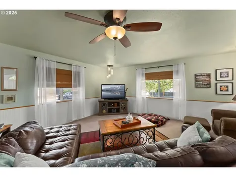 2104 NW Calkins Avenue Roseburg OR 97471
