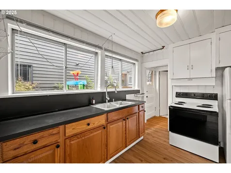 225 SW Bancroft Street Portland OR 97239