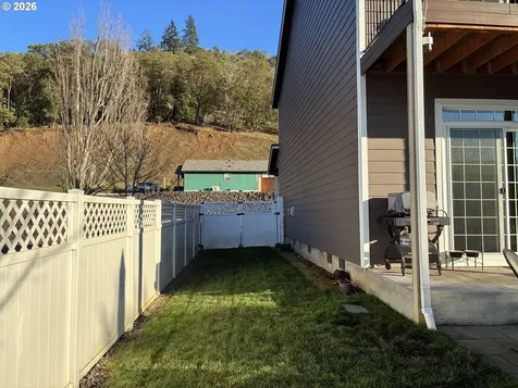 786 North View Drive Winchester OR 97495