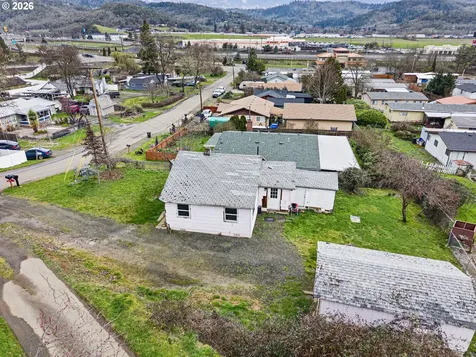 593 NW Sweetbrier Avenue Roseburg OR 97471
