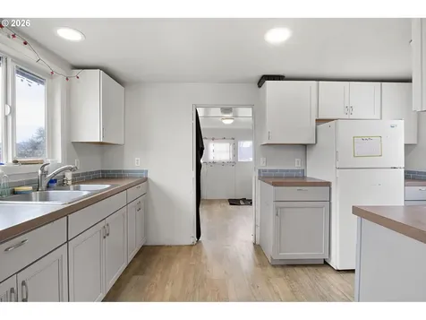 593 NW Sweetbrier Avenue Roseburg OR 97471