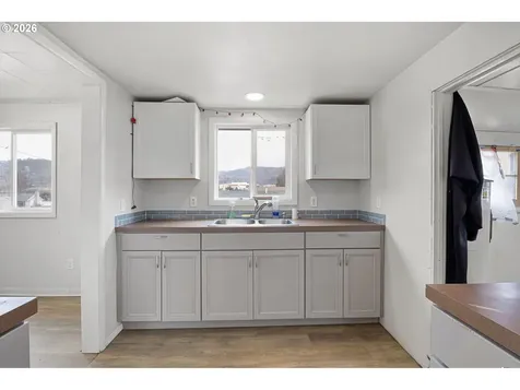 593 NW Sweetbrier Avenue Roseburg OR 97471