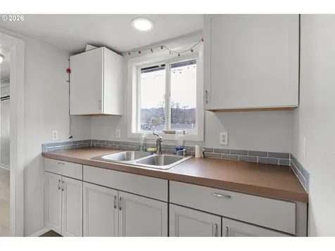 593 NW Sweetbrier Avenue Roseburg OR 97471