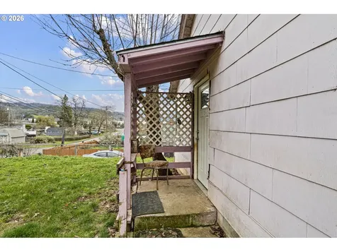 593 NW Sweetbrier Avenue Roseburg OR 97471