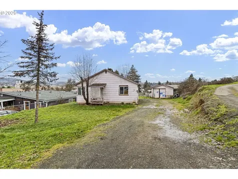 593 NW Sweetbrier Avenue Roseburg OR 97471