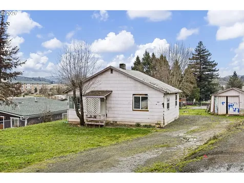 593 NW Sweetbrier Avenue Roseburg OR 97471