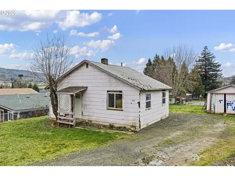 593 NW Sweetbrier Avenue Roseburg OR 97471
