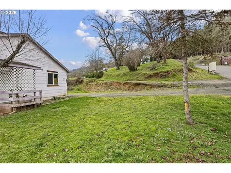 593 NW Sweetbrier Avenue Roseburg OR 97471