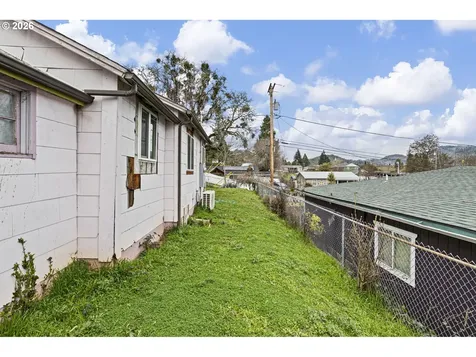 593 NW Sweetbrier Avenue Roseburg OR 97471
