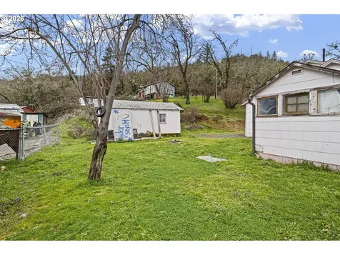 593 NW Sweetbrier Avenue Roseburg OR 97471