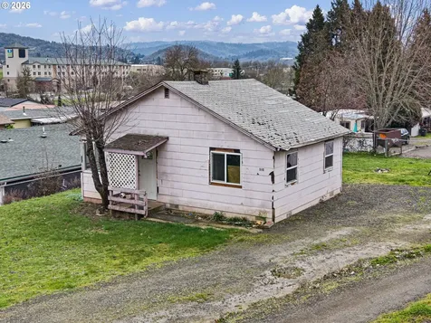 593 NW Sweetbrier Avenue Roseburg OR 97471