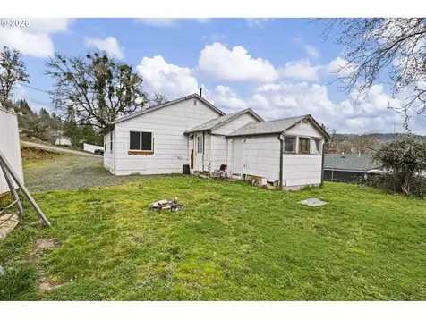 593 NW Sweetbrier Avenue Roseburg OR 97471