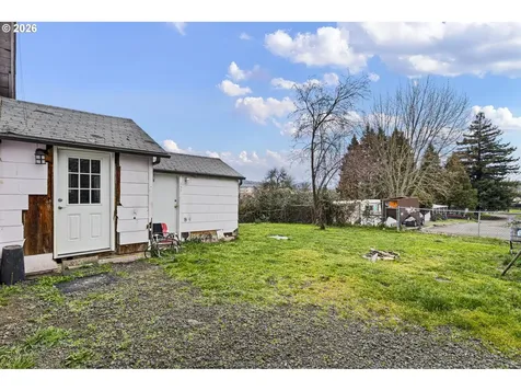 593 NW Sweetbrier Avenue Roseburg OR 97471