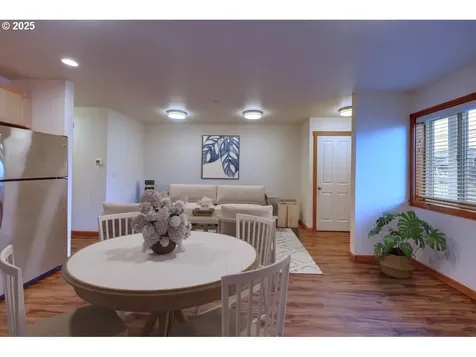 720 740 Avenue G Seaside OR 97138