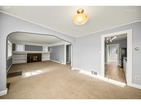 6833 SE Stark Street Portland OR 97215