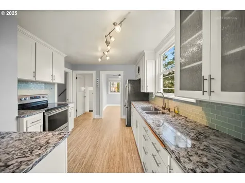 6833 SE Stark Street Portland OR 97215
