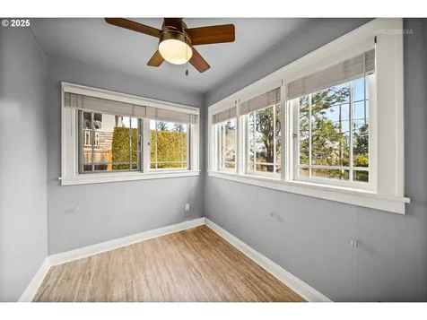 6833 SE Stark Street Portland OR 97215