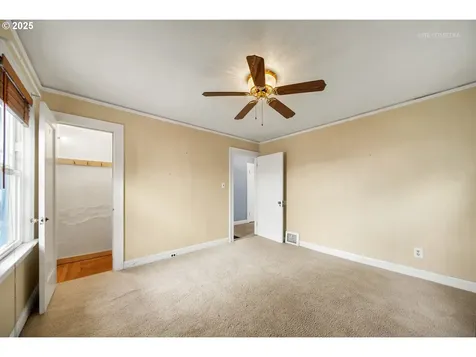6833 SE Stark Street Portland OR 97215