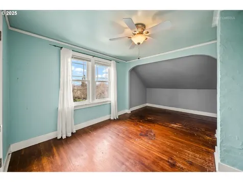 6833 SE Stark Street Portland OR 97215