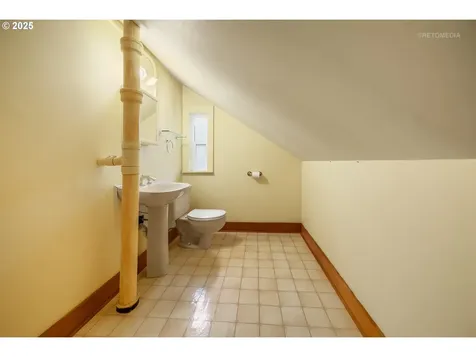 6833 SE Stark Street Portland OR 97215