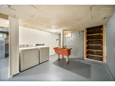 6833 SE Stark Street Portland OR 97215