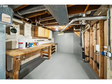 6833 SE Stark Street Portland OR 97215
