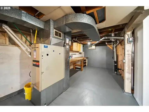 6833 SE Stark Street Portland OR 97215