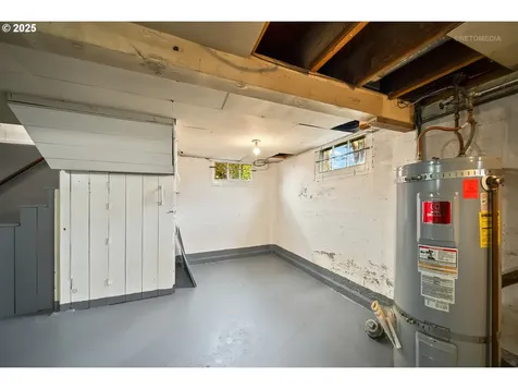 6833 SE Stark Street Portland OR 97215