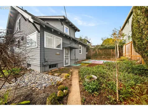 6833 SE Stark Street Portland OR 97215