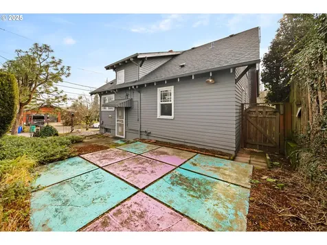 6833 SE Stark Street Portland OR 97215